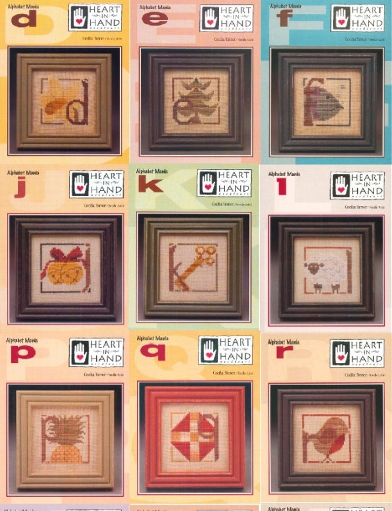 Puede incluir: Nueve muestras de punto de cruz enmarcadas con letras del alfabeto y varios dise&ntilde;os. Cada muestra est&aacute; en un marco de madera. Las letras incluyen d, e, f, j, k, l, p, q y r. Las muestras son de la colecci&oacute;n "Heart in Hand".