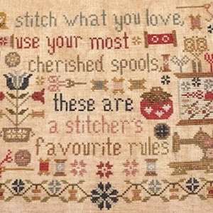 Może przedstawiać: Wzór haftu krzyżykowego z napisem "stitch what you love, use your most cherished spools, these are a stitcher's favourite rules." Projekt zawiera szpulki, kwiaty i maszynę do szycia w odcieniach czerwieni, brązu i beżu.