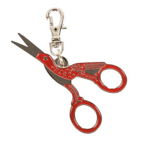 Può includere: Forbici in metallo rosso con un design a forma di uccello e un portachiavi argentato. Le forbici hanno un design dettagliato e sono un pezzo decorativo.