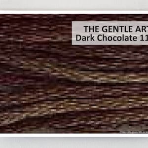 Può includere: Primo piano di un tessuto marrone scuro con un motivo tessuto testurizzato. Il tessuto è etichettato "THE GENTLE ART Dark Chocolate 1170".