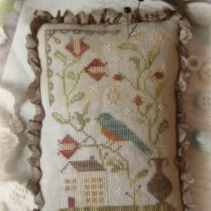 WITH THY NEEDLE Bluebird Out My Window roze getelde kruissteekpatronen bij cottageneedle.com kleine maten Brenda Gervais