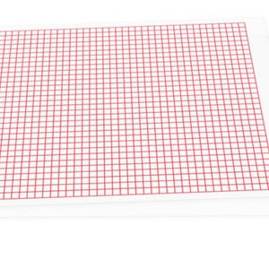 Op de afbeelding: Twee vellen wit papier, de ene bovenop de andere. Het bovenste vel heeft een rood rasterpatroon, waardoor een grafiek- of diagramontwerp ontstaat. De rasterlijnen zijn gelijkmatig verdeeld.