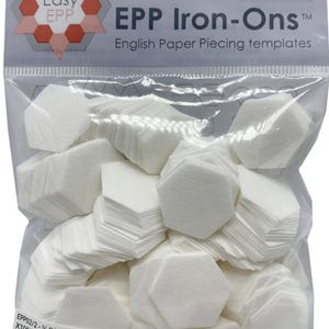 Könnte beinhalten: Ein klarer Plastikbeutel gefüllt mit weißen, sechseckigen Papierschablonen für das englische Papierquilten. Der Beutel trägt die Aufschrift "EPP Iron-Ons" und "English Paper Piecing templates". Jeder Sechseck misst etwa 1,27 cm.