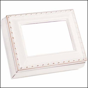 Puede incluir: Caja de joyería de madera blanca con un borde dorado y una ventana de vidrio transparente en la parte superior.