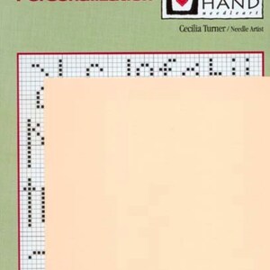 Puede incluir: Portada de libro con el t&iacute;tulo "Alphabet Mania Personalizaci&oacute;n" en texto rojo. La portada presenta un patr&oacute;n de punto de cruz y el logotipo Heart in Hand needleart. Tambi&eacute;n es visible el nombre de la autora, Cecilia Turner.