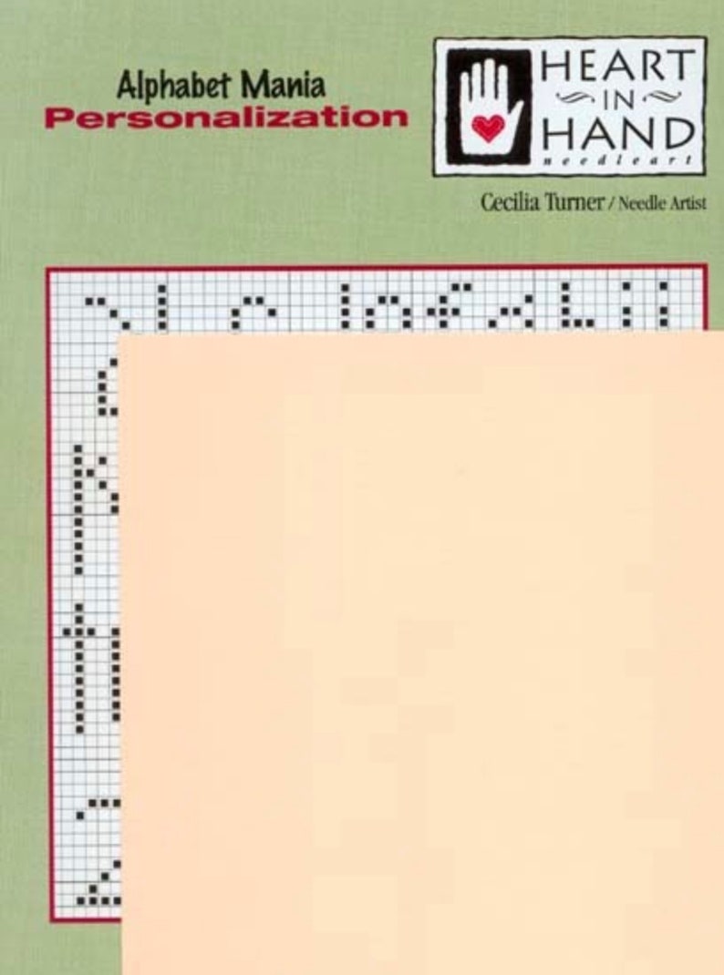 Puede incluir: Portada de libro con el t&iacute;tulo "Alphabet Mania Personalizaci&oacute;n" en texto rojo. La portada presenta un patr&oacute;n de punto de cruz y el logotipo Heart in Hand needleart. Tambi&eacute;n es visible el nombre de la autora, Cecilia Turner.
