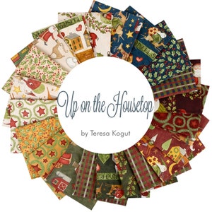 Può includere: Una collezione di 20 quadrati di tessuto con un tema natalizio con immagini di Babbo Natale, case, stelle e agrifoglio. I quadrati di tessuto sono disposti in un cerchio con il testo "Up on the Housetop" e "by Teresa Kogut" al centro.