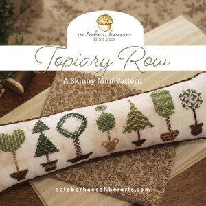 Pode incluir: Uma almofada longa e retangular, de cor creme, com um desenho de ponto cruz de várias árvores topiárias em tons de verde e castanho. A almofada está rotulada como "Topiary Row" e "A Skinny Mini Pattern" com o logótipo "october house fiber arts".