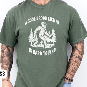 Cool Groom Sasquatch Shirt, Finding Bigfoot Tee, Comfort Colors Husband Life Shirt, Wedding Day Gift, Funny New Groom, Expectant Husband afbeelding 2