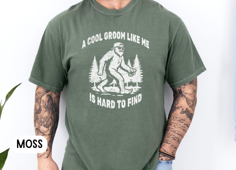 Cool Groom Sasquatch Shirt, Finding Bigfoot Tee, Comfort Colors Husband Life Shirt, Wedding Day Gift, Funny New Groom, Expectant Husband afbeelding 2