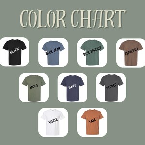 Op de afbeelding: Kleurenkaart met negen T-shirts in verschillende kleuren: zwart, blauwe spijkerbroek, blauwe spar, espresso, mos, marine, peper, wit en yam. De tekst "COLOR CHART" staat bovenaan.