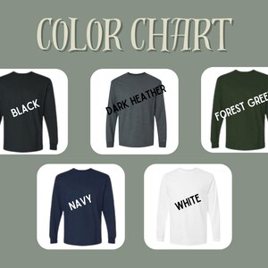 Op de afbeelding: Kleurenkaart met shirts met lange mouwen in zwart, donkergrijs, bosgroen, marineblauw en wit. Elk shirt wordt weergegeven in een rechthoek met witte rand en de kleurnaam erop gedrukt.