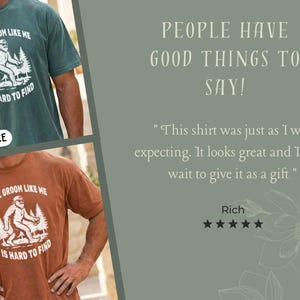Op de afbeelding: Twee t-shirts, &eacute;&eacute;n blauwgroen en &eacute;&eacute;n bruin, elk met een Bigfoot-afbeelding en de tekst "A COOL GROOM LIKE ME IS HARD TO FIND." De shirts zijn gelabeld met "BLUE SPRUCE" en "YAM."