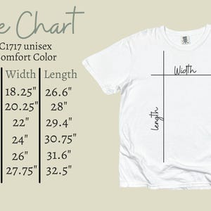 Op de afbeelding: Een wit t-shirt met een maattabel, inclusief afmetingen in inches voor breedte en lengte. De tabel geeft de maten S t/m 3XL weer, met breedtes vari&euml;rend van 46,36 cm tot 70,49 cm en lengtes van 67,56 cm tot 82,55 cm.