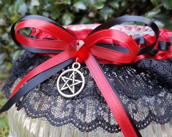 Rood-zwarte bruiloftskousenband: gotisch kant met pentagram-bedel