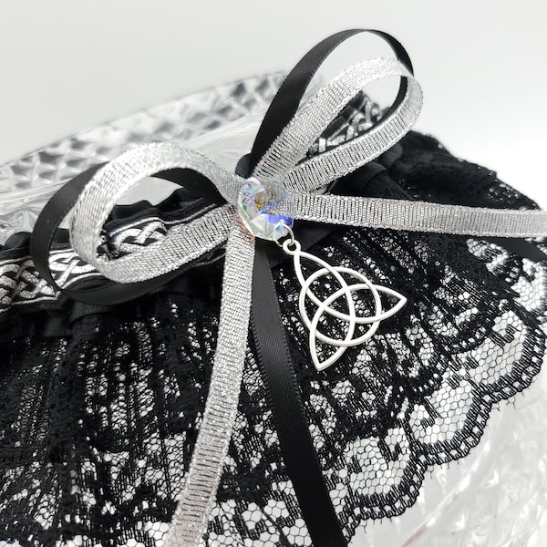 Jarretière de mariage Triquetra en argent et noir ou couleurs de votre choix pour un mariage médiéval ou un mariage païen