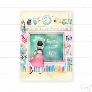 Peut inclure: Une illustration aquarelle d'une sc&egrave;ne de classe avec une enseignante &eacute;crivant "Ensemble nous grandirons" sur un tableau noir. La salle de classe est d&eacute;cor&eacute;e de drapeaux color&eacute;s, d'une horloge et d'autres objets de classe.