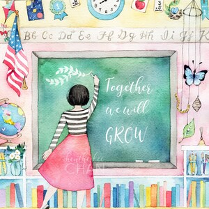 Peut inclure: Une illustration aquarelle d'une salle de classe avec une fille &eacute;crivant "Ensemble nous grandirons" sur un tableau noir. La salle de classe a une horloge, un globe terrestre, des &eacute;tag&egrave;res et d'autres d&eacute;corations de classe.