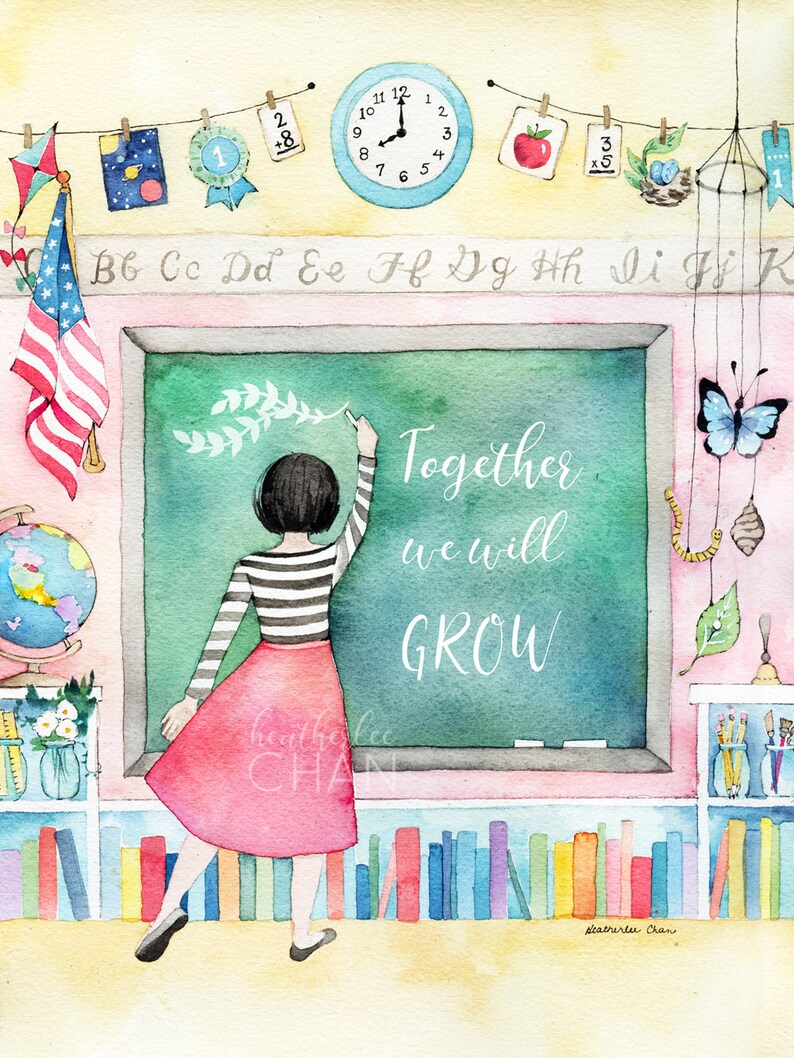 Peut inclure: Une illustration aquarelle d'une salle de classe avec une fille &eacute;crivant "Ensemble nous grandirons" sur un tableau noir. La salle de classe a une horloge, un globe terrestre, des &eacute;tag&egrave;res et d'autres d&eacute;corations de classe.