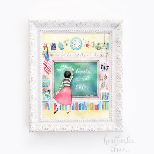 Peut inclure: Une peinture &agrave; l'aquarelle repr&eacute;sentant une sc&egrave;ne de classe avec une enseignante &eacute;crivant "Ensemble, nous grandirons" sur un tableau noir. La salle de classe est d&eacute;cor&eacute;e de drapeaux color&eacute;s, d'une horloge et de livres.