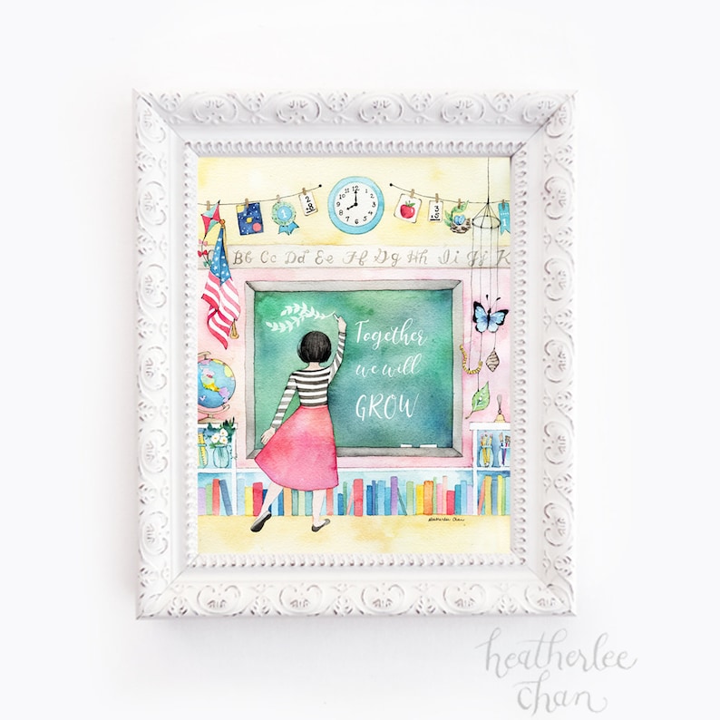 Peut inclure: Une peinture &agrave; l'aquarelle repr&eacute;sentant une sc&egrave;ne de classe avec une enseignante &eacute;crivant "Ensemble, nous grandirons" sur un tableau noir. La salle de classe est d&eacute;cor&eacute;e de drapeaux color&eacute;s, d'une horloge et de livres.