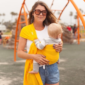 Portabebés con aro para el agua Beachfront Baby fabricado en EE. UU.: ¡uso SEGURO en la ducha, la piscina, el parque acuático y la playa! Island Mango (amarillo) 3 tamaños