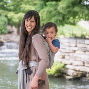 Portabebés Everyday Buckle Meh Dai: sostiene bebés y niños pequeños de 8 a 40 libras, se lleva por delante y por detrás, ergonómico, Boardwalk Gray (2 de 2)