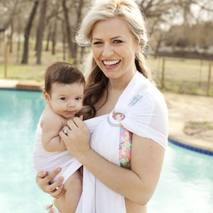 Portabebés con aro de agua Beachfront Baby: fabricado en EE. UU., liviano y transpirable para llevar al bebé en el agua, en la playa, la piscina o la ducha, tamaño pequeño, 16 colores