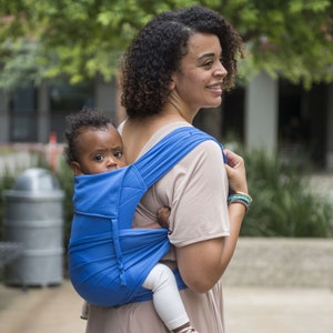 Portabebés Everyday Buckle Meh Dai: fabricado con REPREVE, sostiene bebés y niños pequeños de 8 a 40 libras, se puede llevar al frente o a la espalda, azul marino