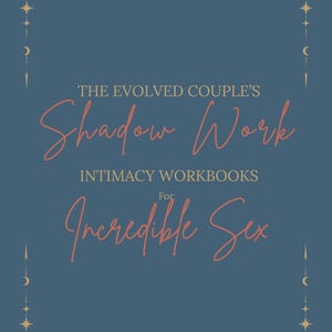 Könnte beinhalten: Ein türkisfarbener Buchumschlag mit goldenen Himmelsranddesigns. Der Text lautet: "THE EVOLVED COUPLE'S Shadow Work INTIMACY WORKBOOKS For Incredible Sex" in einer Mischung aus Serifen- und Schreibschriften.
