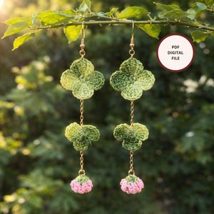 Op de afbeelding: Een witte keramische mok met een zwarte handgreep en de tekst "But First, Coffee" in handschriftstijl. De mok staat op een wit oppervlak. De mok is ongeveer 10 cm hoog.