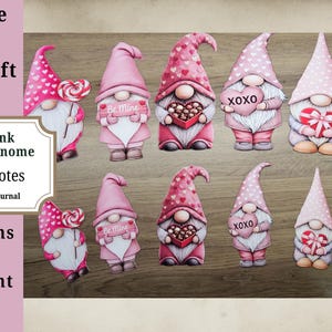 Op de afbeelding: Een verzameling roze Valentijnsdag kabouter uitsparingen in verschillende ontwerpen. Elke kabouter heeft een witte baard en een roze hoed, sommige met hartpatronen. Sommige kabouters houden harten, snoepjes of borden met "Be Mine" en "XOXO".
