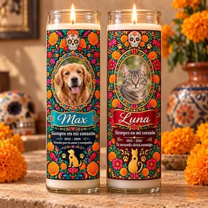 Könnte beinhalten: Zwei hohe Glas-Gebetskerzen mit brennenden Dochten, verziert mit bunten Blumenmustern, Zuckerschädeln und Tierporträts. Die linke Kerze zeigt einen Golden Retriever namens Max, die rechte eine getigerte Katze namens Luna mit Gedenktext.