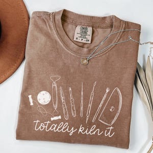 Camiseta con colores cómodos para profesores de arte: camiseta gráfica con herramientas de cerámica