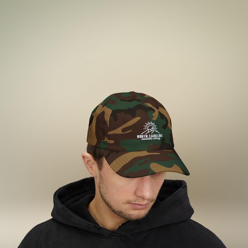 Mountain Strong North Carolina pappahatt: Broderad bomullskeps Green Camo