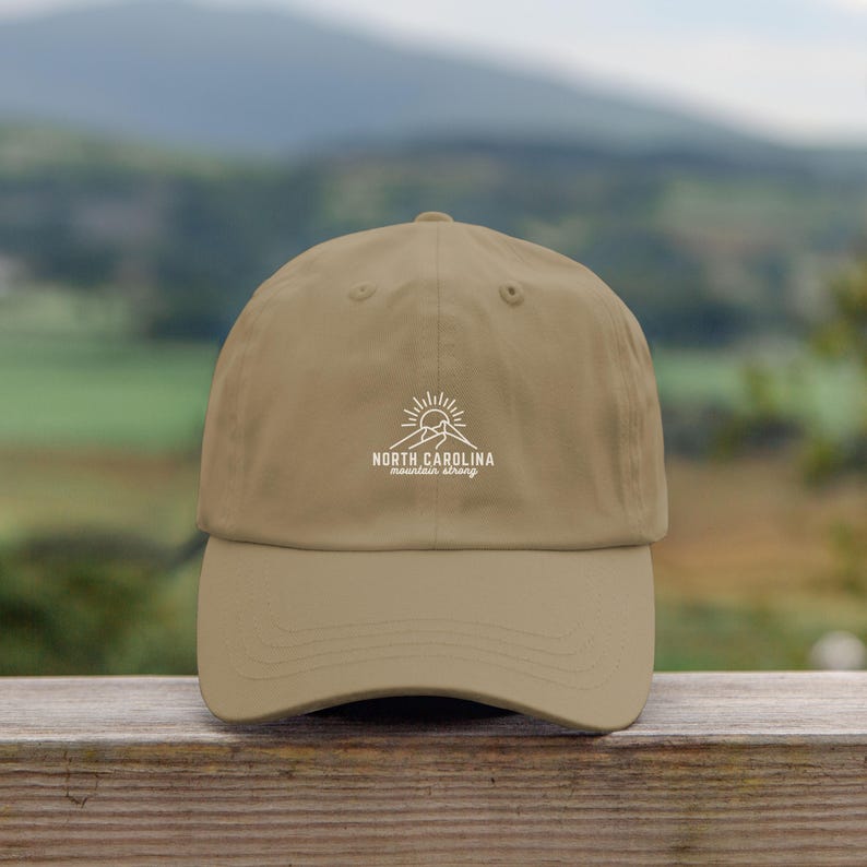Mountain Strong North Carolina pappahatt: Broderad bomullskeps Khaki