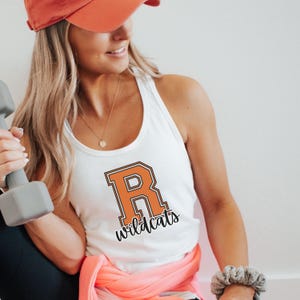 Camiseta personalizada com letras do time universitário | Camiseta esportiva personalizada, camiseta do time de líderes de torcida, camiseta esportiva do ensino médio, roupa com espírito de equipe