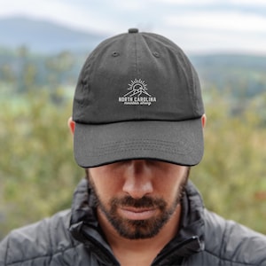 Mountain Strong North Carolina pappahatt: Broderad bomullskeps Black