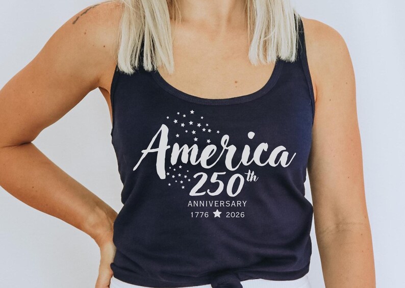 Pu&ograve; includere: Canotta blu navy con la scritta bianca "America 250th Anniversary 1776 2026" e dettagli a stella. La canotta &egrave; a girocollo.