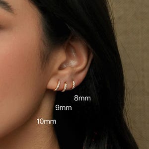 18kt vergulde zirkoonhuggies, kleine sprankelende CZ kristallen hoepels, kleine gouden Huggie-hoepels, minimalistische stapeloorbel, cadeau voor haar