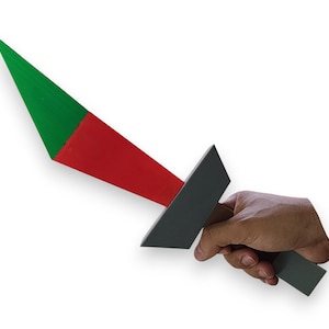 Puede incluir: Una daga estilizada con una hoja verde y roja, sostenida por una mano. La hoja tiene una forma geométrica, con un triángulo verde en la punta y una sección roja debajo. El mango es de color gris oscuro.
