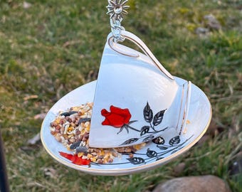 Comedero para pájaros con forma de taza de té y rosas rojas • Decoración de jardín de porcelana vintage