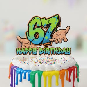Puede incluir: Una tarta de cumpleaños con un diseño de goteo arcoíris y glaseado blanco. La tarta está coronada con un adorno para tarta de estilo grafiti que dice "67" y "Happy Birthday". La tarta está decorada con chispas.