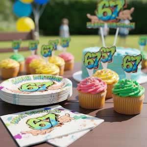 Puede incluir: Una escena de fiesta de cumpleaños con una tarta azul claro, cupcakes, platos y servilletas. El número "67" se muestra de forma destacada en un diseño de estilo grafiti. Los cupcakes tienen glaseado rosa, amarillo y verde. Se ven globos en el fondo.