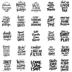 Puede incluir: Una colección de diseños tipográficos en blanco y negro con citas humorísticas sobre beber y la amistad. Frases como "Menos pensar, más beber" y "Toma un chupito y siente la trama" están incluidas.