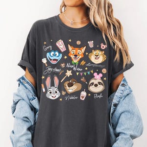 Pu&ograve; includere: Una tazza di ceramica bianca con manico nero e la scritta "But First, Coffee" in grassetto nero. La tazza &egrave; posta su uno sfondo sfocato, che suggerisce un'atmosfera accogliente.