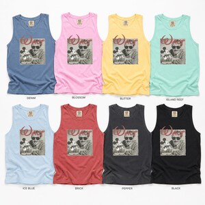 Peut inclure: Huit d&eacute;bardeurs sans manches en denim, blossom, butter, island reef, ice blue, brick, pepper et noir. Chaque haut pr&eacute;sente une impression graphique centrale d'une personne portant des lunettes &agrave; c&ocirc;t&eacute; d'une figurine Mickey avec le texte Walt en rouge.