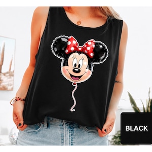 Op de afbeelding: Een zwart mouwloos hemdje met een grafische print van een Minnie Mouse-ballon. De ballon is zwart met een rode strik met witte stippen en bevat een dun wit touwtje dat naar beneden loopt vanaf de onderkant van de kin van het personage.