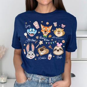 Pu&ograve; includere: Una tazza di ceramica bianca con manico nero e la scritta "But First, Coffee" in grassetto nero. La tazza &egrave; posta su uno sfondo sfocato. La tazza misura circa 10 cm di altezza.