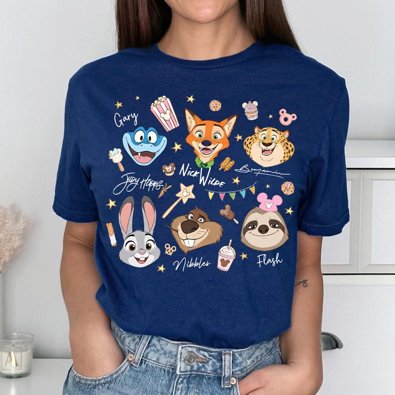 Pu&ograve; includere: Una tazza di ceramica bianca con manico nero e la scritta "But First, Coffee" in grassetto nero. La tazza &egrave; posta su uno sfondo sfocato. La tazza misura circa 10 cm di altezza.